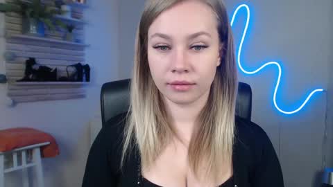 Snapshot of holly_bb95 chatting on 12.23.24 Holly online show from 12.23.24