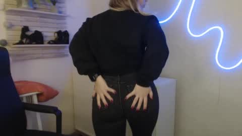 Snapshot of holly_bb95 chatting on 02.06.25 Holly online show from 02.06.25