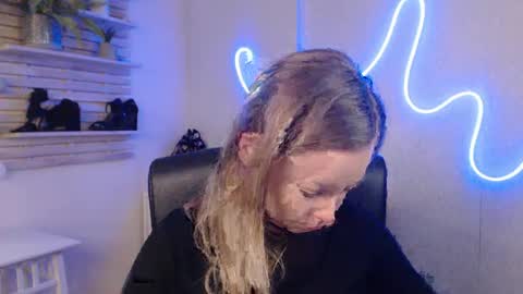 Snapshot of holly_bb95 chatting on 02.10.25 Holly online show from 02.10.25