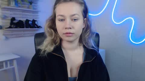 Snapshot of holly_bb95 chatting on 02.13.25 Holly online show from 02.13.25