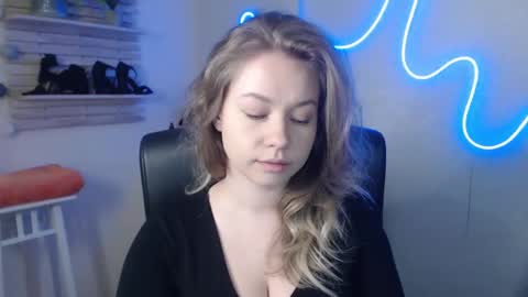 Snapshot of holly_bb95 chatting on 02.18.25 Holly online show from 02.18.25