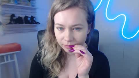 Snapshot of holly_bb95 chatting on 02.18.25 Holly online show from 02.18.25