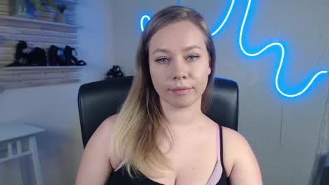 Snapshot of holly_bb95 chatting on 02.24.25 Holly online show from 02.24.25