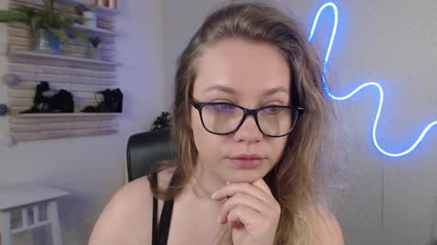 Snapshot of holly_bb95 chatting on 03.04.25 Holly online show from 03.04.25