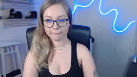 Snapshot of holly_bb95 chatting on 03.10.25 Holly online show from 03.10.25