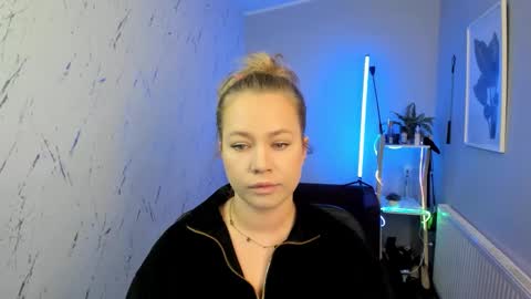 Snapshot of holly_bb95 chatting on 10.01.25 Holly online show from 10.01.25