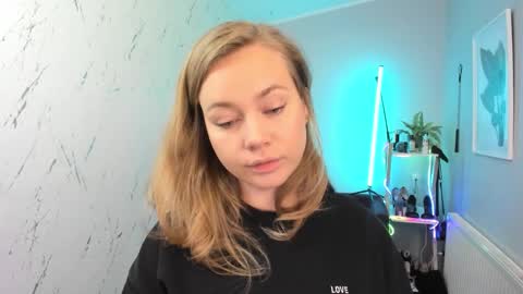 Snapshot of holly_bb95 chatting on 10.06.25 Holly online show from 10.06.25