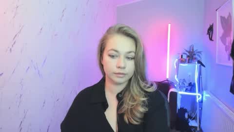 Snapshot of holly_bb95 chatting on 10.17.25 Holly online show from 10.17.25