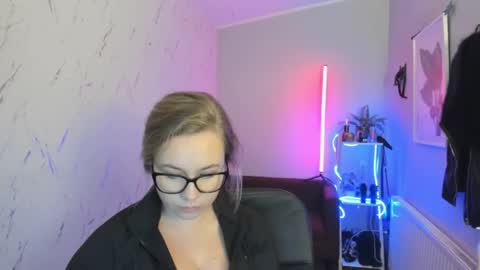 Snapshot of holly_bb95 chatting on 11.04.25 Holly online show from 11.04.25