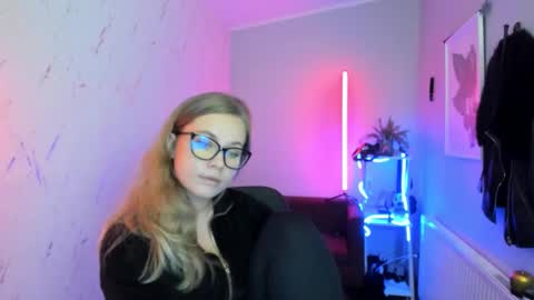 Snapshot of holly_bb95 chatting on 11.12.25 Holly online show from 11.12.25