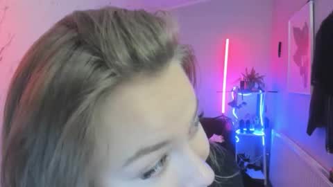 Snapshot of holly_bb95 chatting on 11.24.25 Holly online show from 11.24.25