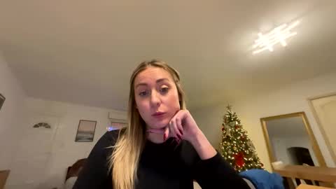 Snapshot of hollyandelon chatting on 12.04.25 hollyandelon online show from 12.04.25