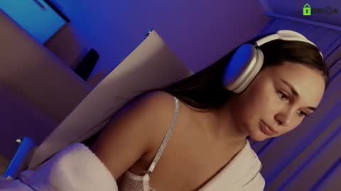 hollyextra online show from 02.20.25