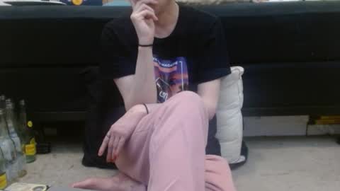 Holly Hawkes online show from 02.12.25