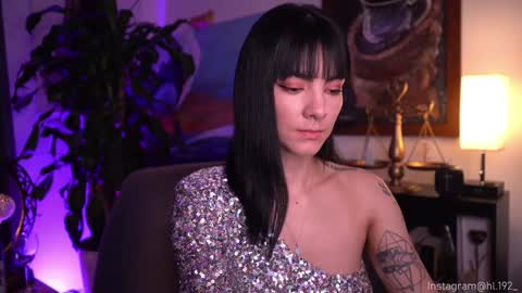 Snapshot of hollylinder_ chatting on 12.28.24 Holly Linder online show from 12.28.24