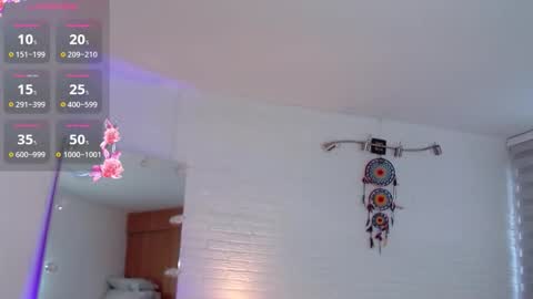 Snapshot of hollyt1 chatting on 10.03.25 hollyt1 online show from 10.03.25