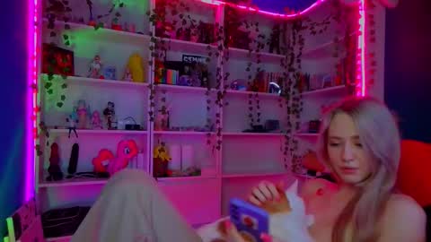 Snapshot of holy_rumi chatting on 10.18.25 Rumi online show from 10.18.25