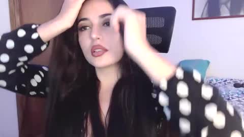 Snapshot of honey_aynur chatting on 10.14.25 Honey Aynu online show from 10.14.25