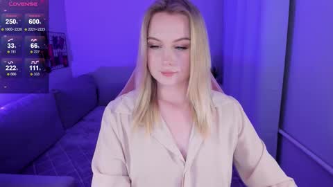 Snapshot of honey_blondee chatting on 09.21.25 Tammy online show from 09.21.25