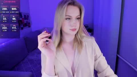 Snapshot of honey_blondee chatting on 09.25.25 Tammy online show from 09.25.25