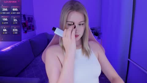 Snapshot of honey_blondee chatting on 10.25.25 Tammy online show from 10.25.25