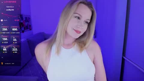 Snapshot of honey_blondee chatting on 11.16.25 Tammy online show from 11.16.25