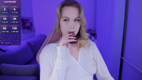 Snapshot of honey_blondee chatting on 02.05.26 Tammy online show from 02.05.26