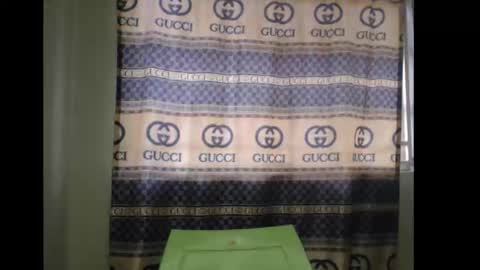 Snapshot of honey_dollxx chatting on 10.04.25 Flora online show from 10.04.25