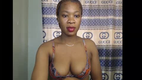 Snapshot of honey_dollxx chatting on 10.10.25 Flora online show from 10.10.25