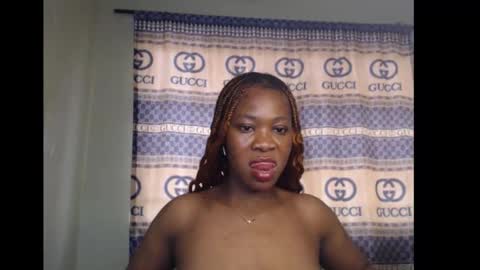 Snapshot of honey_dollxx chatting on 10.13.25 Flora online show from 10.13.25