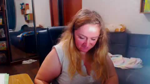 Snapshot of honeydewmolly chatting on 11.19.25 HoneydewMolly online show from 11.19.25