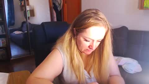 Snapshot of honeydewmolly chatting on 12.03.25 HoneydewMolly online show from 12.03.25