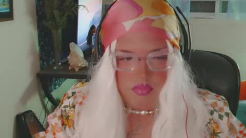 Snapshot of honeylavender777 chatting on 12.14.25 honeylavender777 online show from 12.14.25