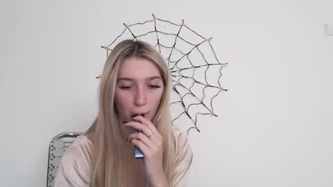 honeyveil online show from 10.23.25