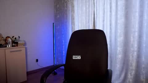 Snapshot of hoot_owl_cb chatting on 10.01.25 Karina online show from 10.01.25