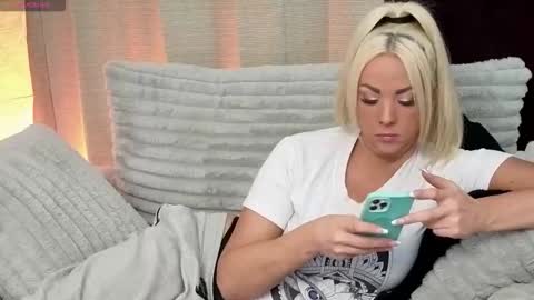 Snapshot of hopedayleexo chatting on 10.19.25 Hope Daylee online show from 10.19.25