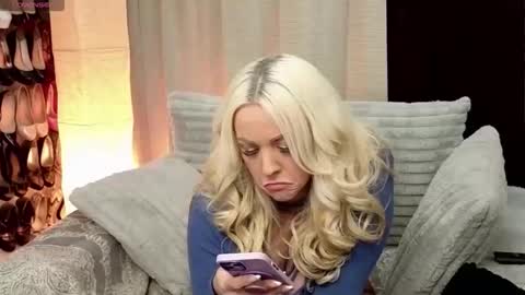 Snapshot of hopedayleexo chatting on 12.20.25 Hope Daylee online show from 12.20.25