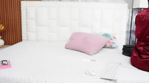 Snapshot of hornybarelylegalgirl chatting on 05.19.26 Khloe online show from 05.19.26