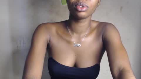 Snapshot of hornyslut_xx chatting on 06.14.26 Bella online show from 06.14.26
