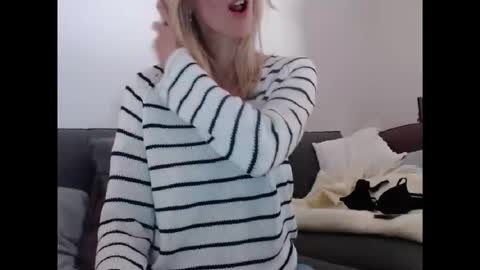 Snapshot of hornyssima chatting on 04.30.26 Hornyssima online show from 04.30.26