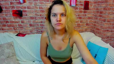 Snapshot of hot___jess chatting on 09.10.25 Jessica online show from 09.10.25