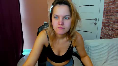 Snapshot of hot___jess chatting on 10.03.25 Jessica online show from 10.03.25