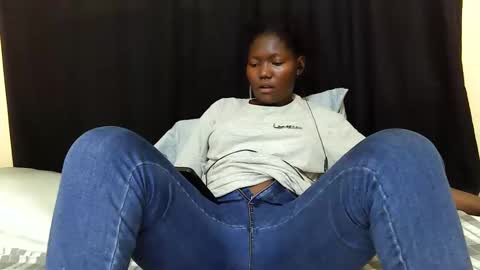 Snapshot of hot_darling95 chatting on 10.08.25 Milly online show from 10.08.25