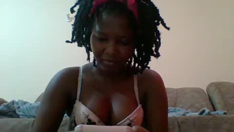 Snapshot of hotbabbee chatting on 02.14.25 love online show from 02.14.25