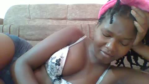 Snapshot of hotbabbee chatting on 02.14.25 love online show from 02.14.25