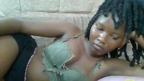 Snapshot of hotbabbee chatting on 03.10.25 love online show from 03.10.25