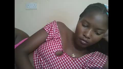 Snapshot of hotbabbee chatting on 10.18.25 love online show from 10.18.25