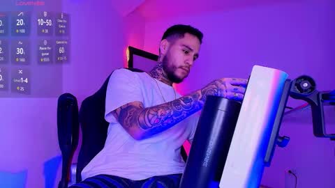 Snapshot of hotlatinox20cm chatting on 12.17.25 HoTLatinoX20CM online show from 12.17.25