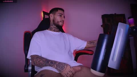 Snapshot of hotlatinox20cm chatting on 12.21.25 HoTLatinoX20CM online show from 12.21.25