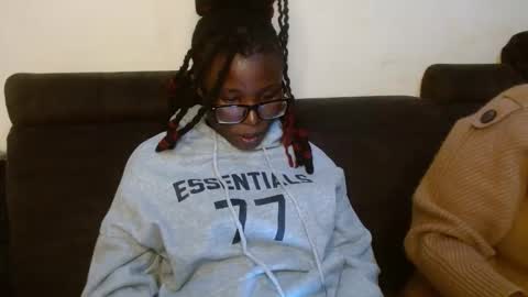 Snapshot of hotnelli chatting on 11.16.25 Rose online show from 11.16.25